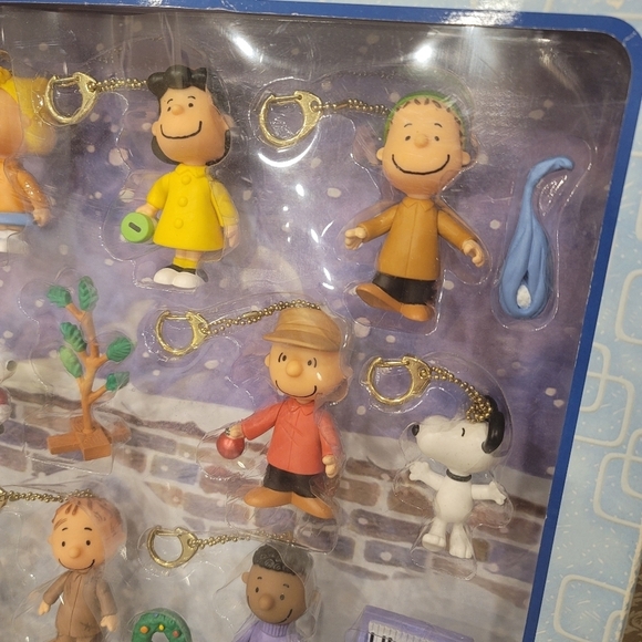 NIB Memory Lane Vintage 2004 A Charlie Brown Christmas Mini Figure Key Chain - Picture 2 of 7